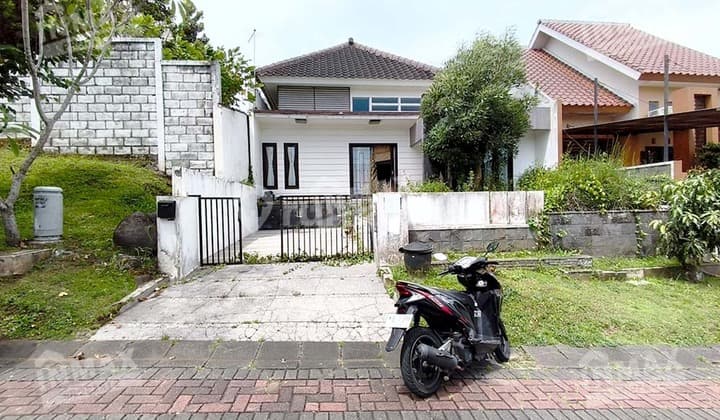 EN: R21ivn For Rent 2-Story Row House on Wide Street, Tidar Area, Malang