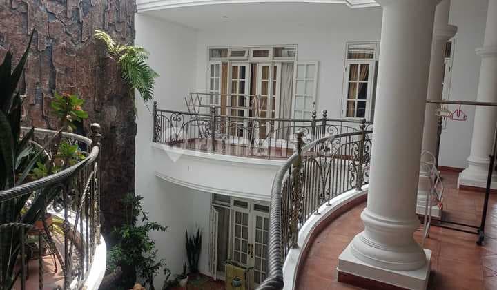 Luxury House For Sale With Swimming Pool in Pasteur Wing Bandung