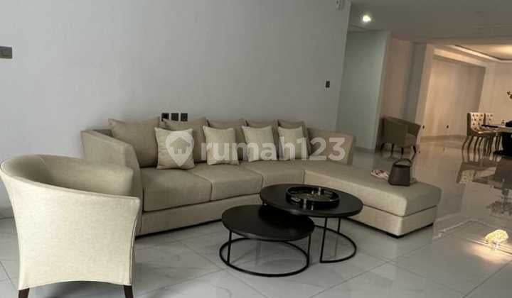Rumah Nyaman dengan Kolam Renang Dijual di Setiabudhi Regency 1