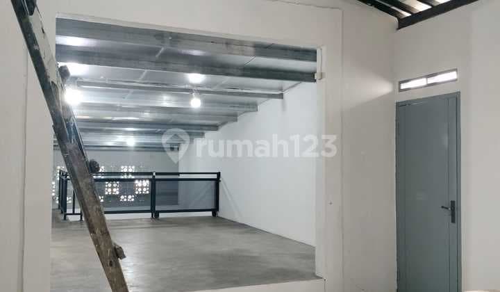 Ruko dengan Gudang Dijual / Disewakan di Mainroad Rajawali Timur