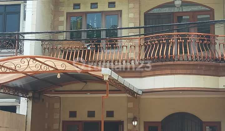 Rumah 5 Kamar 3 Lantai Jalan 3 Row Tinggi Dari Jalan di Kelapa Gading
