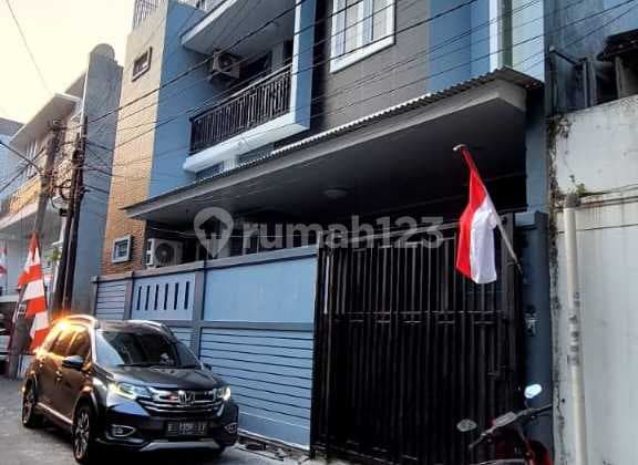 Rumah Aman Lebar 4+1 Kamar, 2 Ruang Keluarga di Sunter