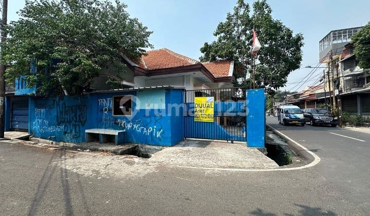 Corner house in Tanah Tinggi, Central Jakarta
