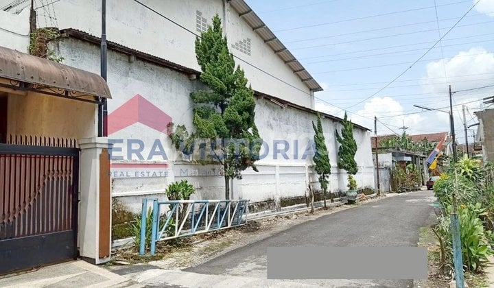 Gudang Luas Akses Kendaraan Besar Cocok untuk Tempat Penyimpanan