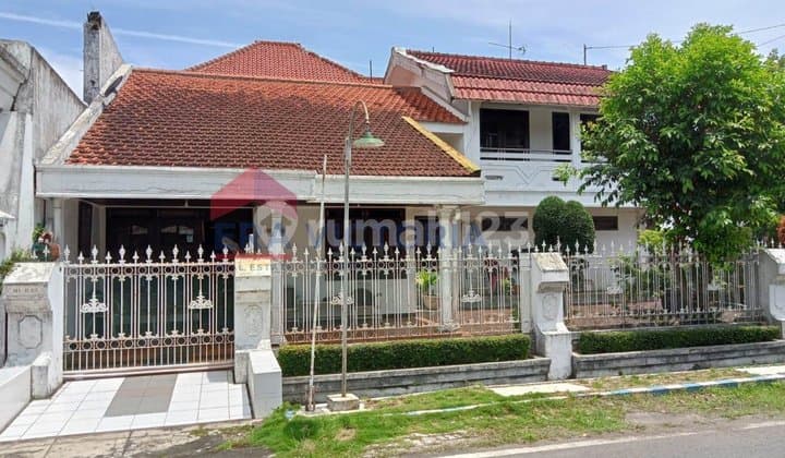 Rumah Besar Posisi Hook di Dekat Wisata Kuliner Sawojajar
