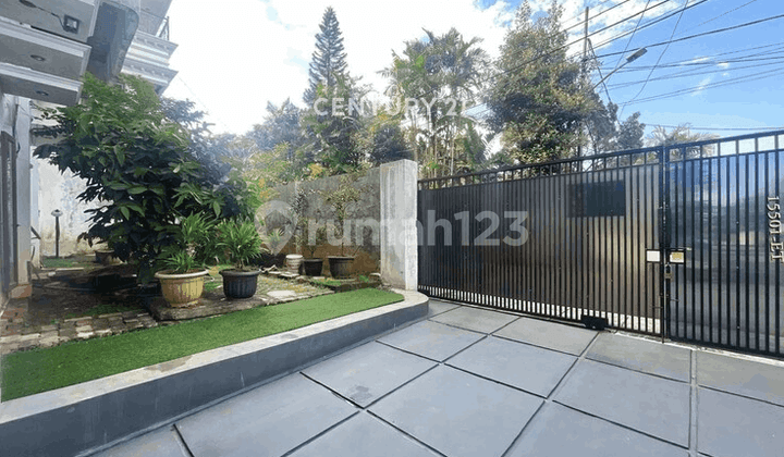 Dijual Tanah Ada Bangunannya bisa untuk Dibangun 4 Unit Rumah