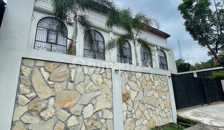 Rumah Mewah Bagus Kolam Renang Pribadi Kota Semarang