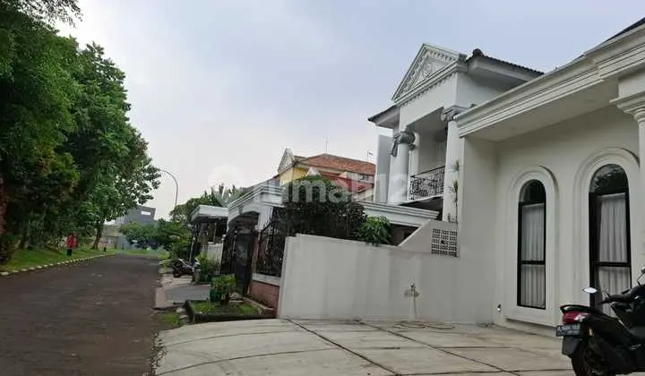 Rumah Bagus Rapih Di Nusa Loka Depan Taman Row Jalan Lebar