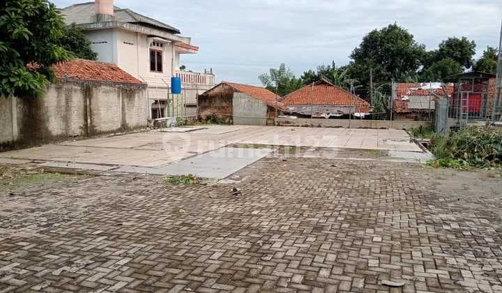 DISEWAKAN BANGUNAN DAN KAVLING SETU, SERPONG LOKASI RAMAI