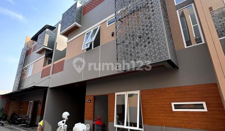 Rumah Modern 3 Lantai ada Jacuzzi dan Rooftop Jagakarsa