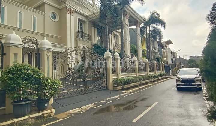 Dijual Rumah Besar, Bagus, Rapi, dan Mewah 2 Lt, Full-Furnished di Duren Sawit, Jakarta Timur