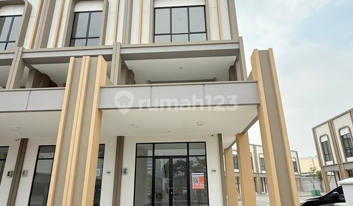 For Rent, Strategic Shop House by the Roadside, in Front of Paramount Car Market.