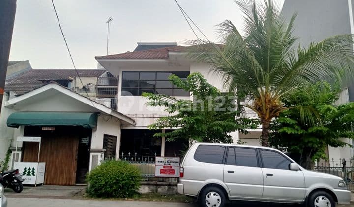Rumah dua lantai di jual melalui lelang dan as is di komplek green garden blok b 1 Kedoya Utara kebon jeruk jakarta Barat DKI Jakarta .