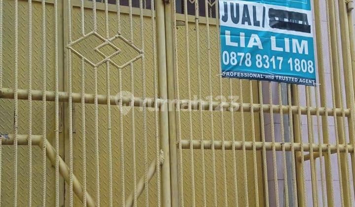 For sale Villa House Kapuk Mas 1, Land 78, Building 195, 2 floors, 3 bathrooms, 2200watt PLN electricity, Palyja water. 1 line phone. Certificate SHM. North-facing. Price 1.5M negotiable. Contact Lia Lim MR GI 087883171808.