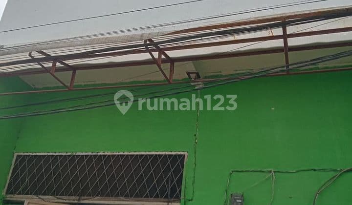 Dijual cepat BU daerah kapuk Raya masuk gg dikit gg bensin luas 37 m2. Bangun an 2 kt. Kmr 2.******** Timur. PLN 2200 watt. Air palyja. SHM.harga 750 juta nego. Hubungi Lia Lim. MR GI 0878831xxxx