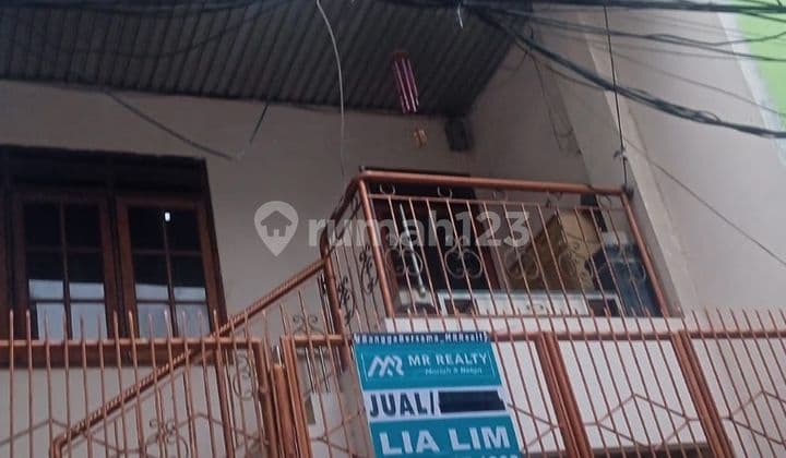 For Sale: Teluk Gong House
Great Location, Well-Maintained, Land Area (5 X 15)
Building Area: 4 floors, ±280m²
Bedrooms: 4
Bathrooms: 2
Garage: 3 Cars
Electricity: 4400
Water: Palyja
Phone: Available
Title: HGB
Facing: North
Selling Price: Rp~ 2.7 ~ Billion | Rp 2.5 Billion (Negotiable)