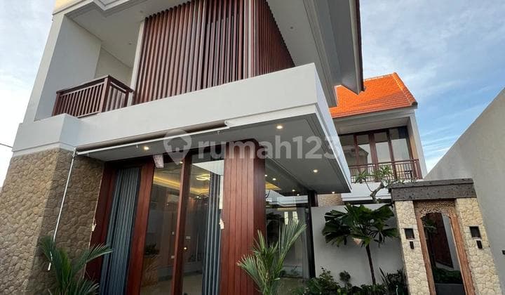 Villa Baru Cantik Siap Pakai di Jalan Pantai Mengening Cemangi