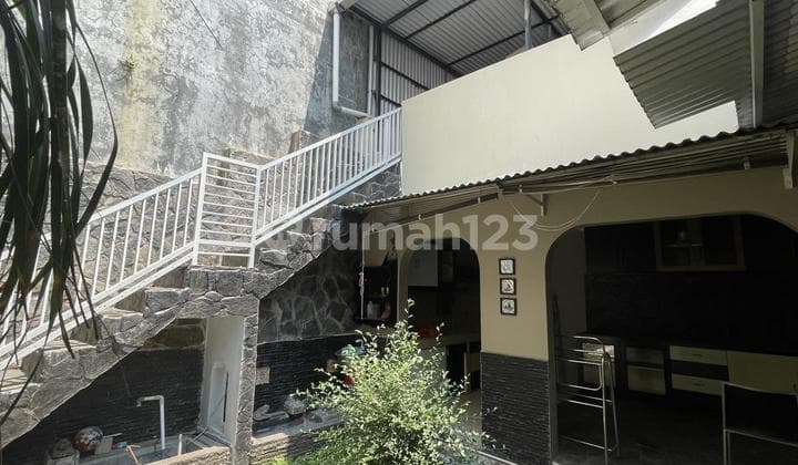 Dijual Rumah Bagus Terawat Siap Huni Ruang Tamu Besar Taman Besar Full Furnished di Jingganagara KBP