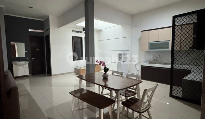 Disewakan Rumah Bagus Cantik Terawat Siap Huni Full Furnished Hadap Barat di Batununggal
