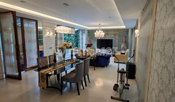 Dijual Rumah Premium Cantik Lux Siap Huni Semi Furnished Harga di bawah 10 M Ada Kolam Renang di Kota Baru Parahyangan
