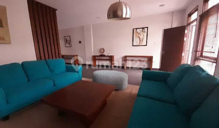 Dijual Rumah Bagus Cantik Luas Siap Huni Full Furnished 3 Lantai di Setraduta