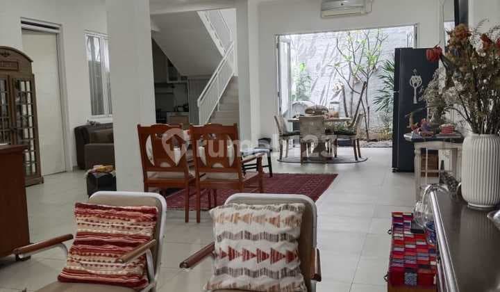 Jual Rumah Luas Bagus Cantik Terawat Siap Huni Bangunan 3 Lantai di Batununggal