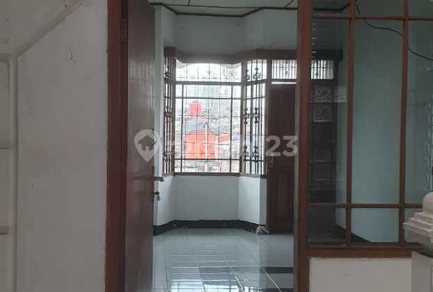 Disewakan Rumah Bagus Terawat Siap Huni 2 Lantai Mainroad Cocok untuk Rumah Tinggal Kantor Kuliner Laundrty Hook di Taman Cibaduyut Indah
