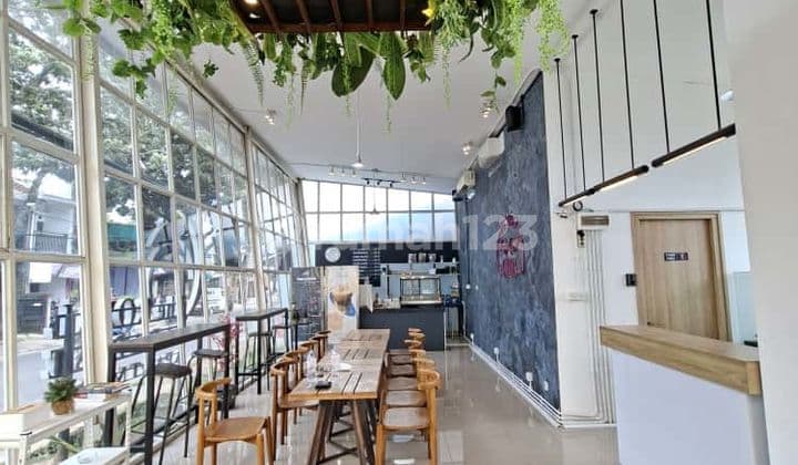 Disewakan Ruang Usaha Bagus Terawat Siap Huni Kursi Meja bisa dipinjamkan Parkir luas Ada TV Speaker AC Bisa perluasan untuk outdoor di Gegerkalong