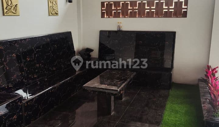 Jual Murah Khusus Bulan Ini Rumah Baru Cantik Siap Huni Lantai 1 & 23 Granit Ada Ruang Tamu dengan Meja dan Bangku Permanen Lantai Dari Granit 20 Meter Dari Jalan Besar di Kopo Permai