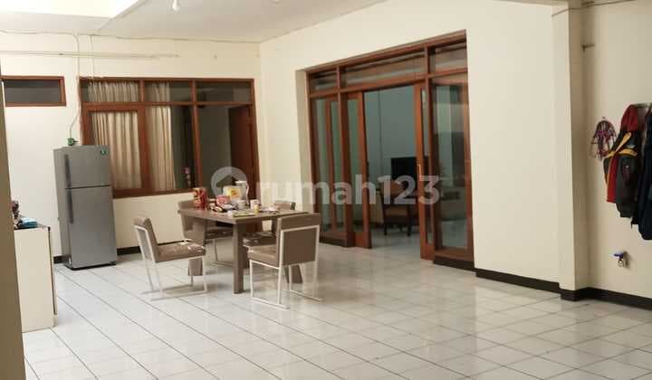 Dijual Rumah Murah Hitung Tanah Bagus Terawat Siap Huni Lokasi Strategis di Tengah Kota Dekat Mall 23 dan Stasiun di Jalan Gedung Delapan