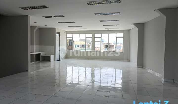 Disewakan Gedung Perkantoran Bagus Luas Terawat Siap Pakai 3 Lantai bisa Nego Lokasi Komersil Tengah Kota Bandung di Jalan Pungkur