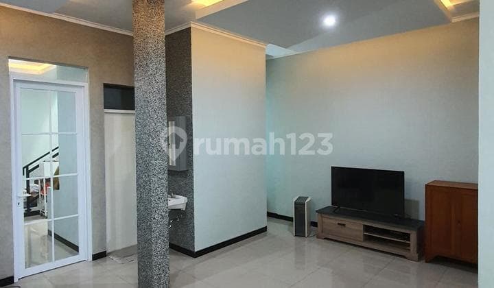 Jual Rumah Bagus Cantik Terawat Siap Huni Full Furnished Bangunan 1,5 Lantai Hadap Timur bisa Nego di Taman Kopo Indah 5