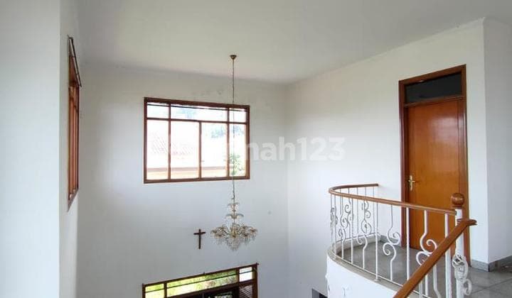 Dijual Hitung Tanah Rumah Luas Bagus Terawat Siap Huni View Bagus 180 Derajat bisa Nego di Dago Resort Permai