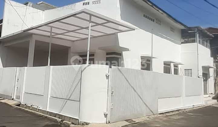 Jual Rumah Putih Bagus Cantik Terawat Siap Huni Bangunan 2 Lantai Ada Gudang Dekan Luas untuk Jemuran atau Nongki di Sidang Sirna Antapani Lama