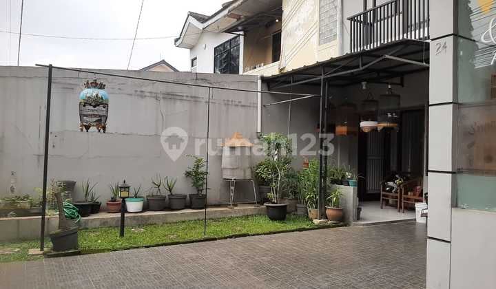 Dijual Rumah Bagus Terawat Siap Huni Semi Furnished Ada Taman Depan dan Samping 2,5 Lantai Hook Strategis Mainroad di Sukamulya Kopo
