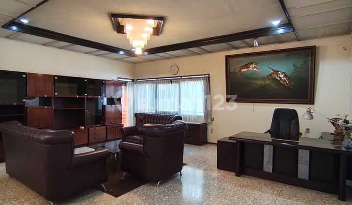 Rent Beautiful, Pretty, Spacious, Luxurious, Well-Maintained, Ready-to-Occupy 2.5-Story Building on Setrasari Raya