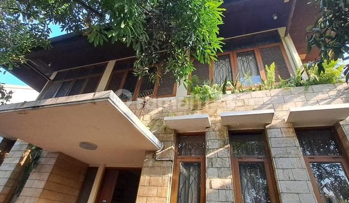 For Rent: Large, Nice, Beautiful, Luxurious, Well-Maintained, Ready to Occupy, Semi-Furnished House. Price Negotiable. Corner Unit in Buahbatu.