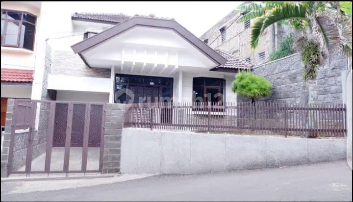 Strategic And Lush Nice House In Hegarmanah Wing Setiabudi