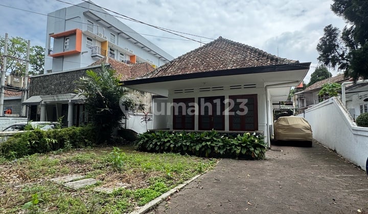 Rumah Heritage Pinggir Jalan Sukajadi Shm Halaman Luas