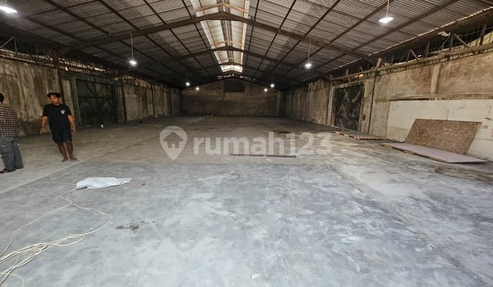 Sewa Gudang Tinggi Plafon 5 Meter Luas 630 M di Pluit Jakarta Utara