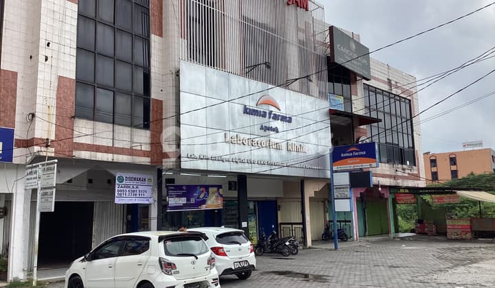 Ruko 3 Lantai Tengah Kota Disewakan di Jl. Jend. Sudirman Pekanbaru