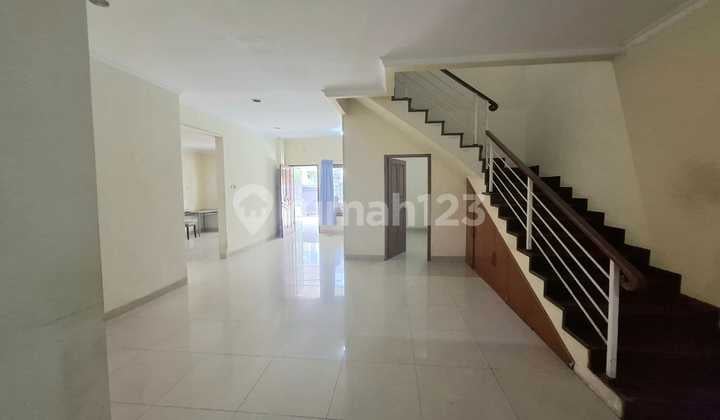 Luas Terawat Rapi Lokasi Strategis Dijual Cepat