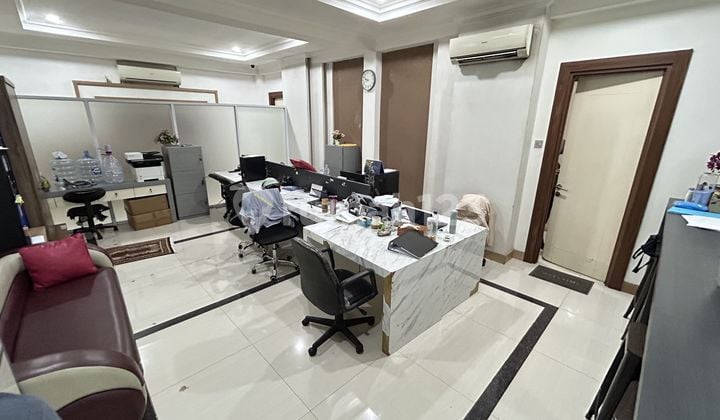 Dijual Cepat Ruko 3 Lantai Tempat Usaha Dipinggir Jalan Raya di Kemang, Siap Pakai,Luxury