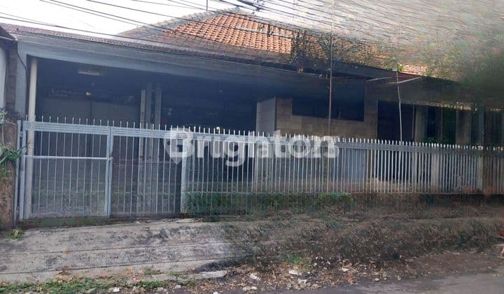 RUMAH BANGUNAN PERLU RENOVASI BISA UNTUK USAHA KULINER, INDOMARET DI CAWANG JAKARTA TIMUR