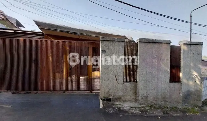 RUMAH BANGUNAN KOKOH PERLU RENOVASI ADA KONTRAKAN 2 PINTU DENGAN AKSES TERPISAH DI CONDET JAKARTA TIMUR