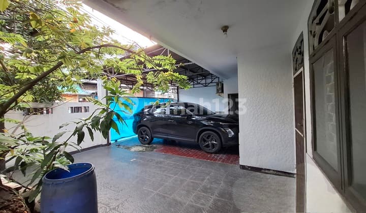 Corner house 215 M2 in Taman Kota, West Jakarta, suitable for business and residence simultaneously.