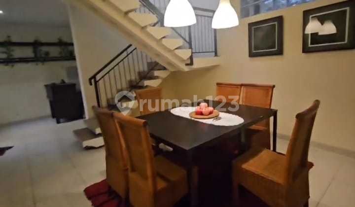 Dijual/disewa Rumah Cantik 2 Lantai Semi Furnished