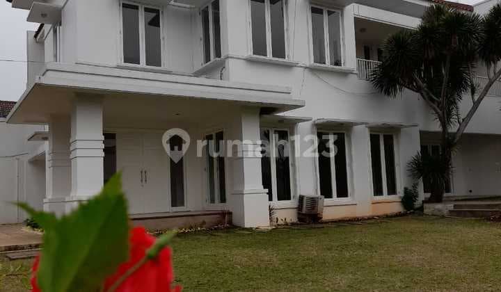 Rumah di Lokasi Nyaman Taman Besar di Cipete