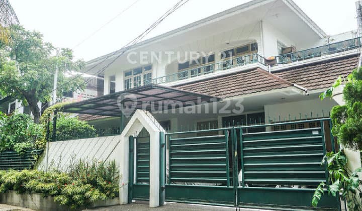 Well-Maintained Old House, Very Comfortable in Keramat Pela, Kebayoran Baru.