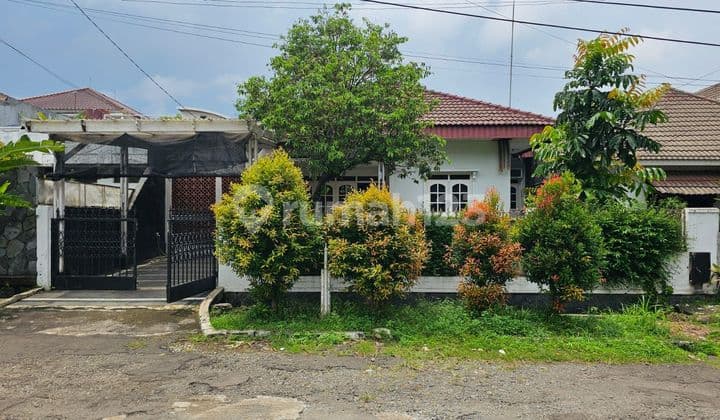 Quiet, green environment in the center of Bogor city, sold at a low price.
